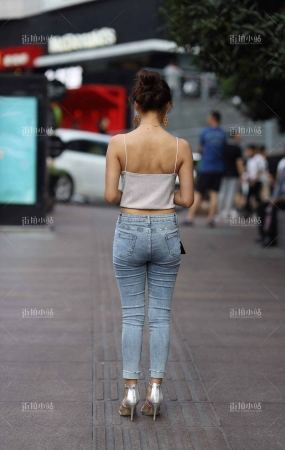 小吊带、紧牛仔身材顶呱呱