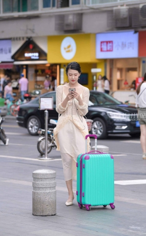 街拍米色长裙美女，仙气飘飘