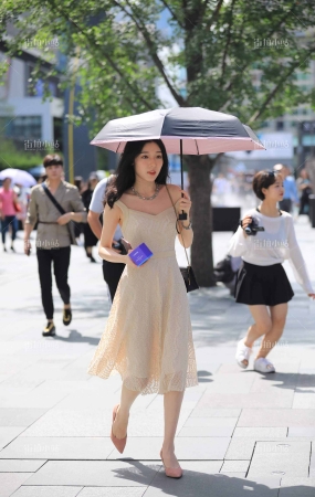 街拍米色长裙美女