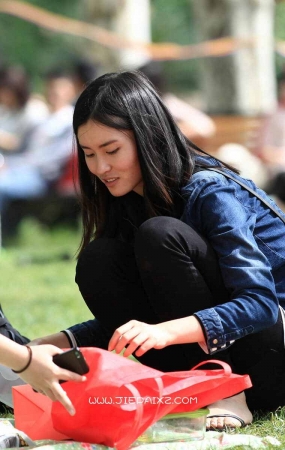 气质忧郁的大学女生
