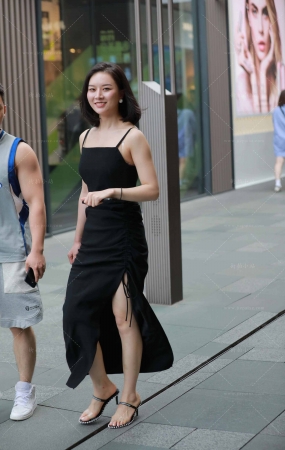 吊带黑色长裙美女