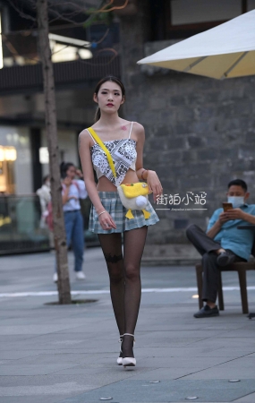 嘿丝大长腿高跟美眉【菲菲】