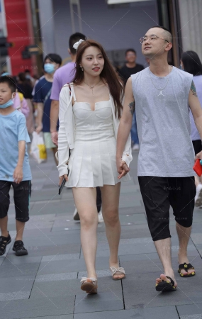 街拍白短裙白皙女盆友