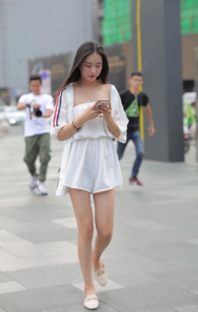 清秀可人的邻家女孩