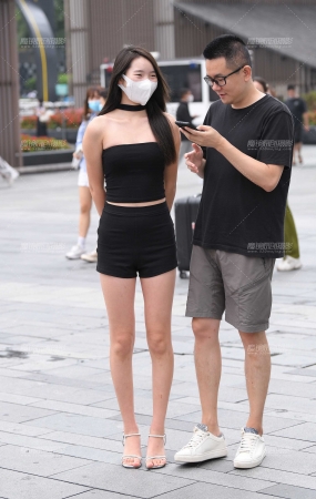 单眼皮的热裤长腿女友
