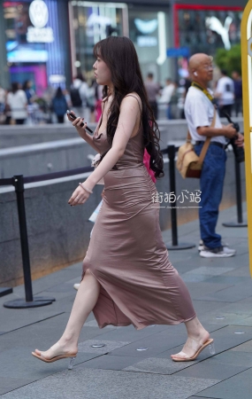 街拍性感低胸吊带裙美眉