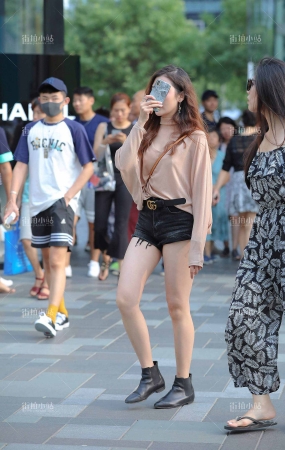 害羞的美腿小姐姐