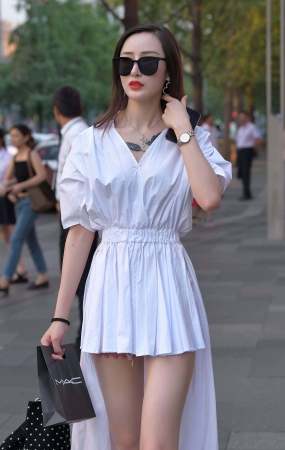超酷的白裙性感美腿街拍美女