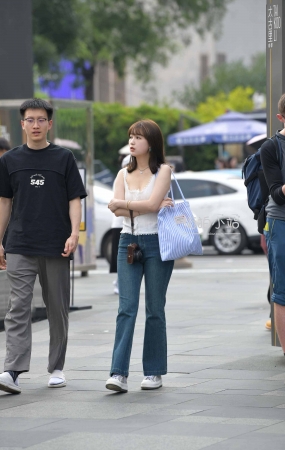 街拍有点小可爱的牛仔裤小仙女