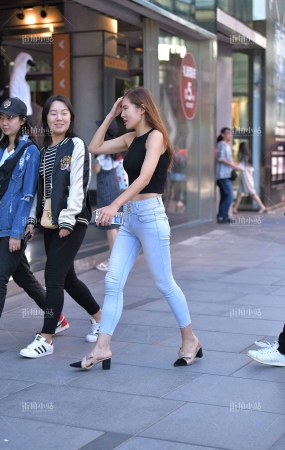 街拍紧身牛仔美女