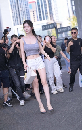 白白嫩嫩大长腿美女