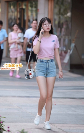 粉T恤热裤眼镜妹