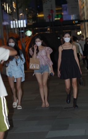 清新漂亮的热裤美女
