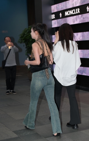 润臀紧身牛仔裤小姐姐