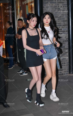 黑裙热裤闺蜜小姐姐 23-05-26-542