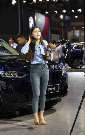 在直播的紧身铅笔牛仔裤美女