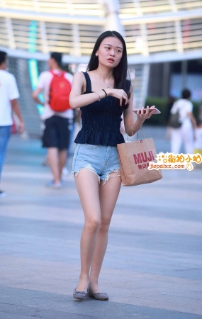 街拍短牛热裤妹子