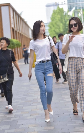 牛仔裤高跟美女