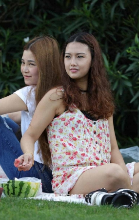 大波浪卷发，花裙子美腿街拍美女
