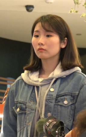 休闲系女生试穿平底单鞋清纯的样子甚是可爱
