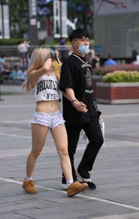 白色超短热裤小女友