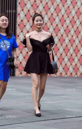 低胸小姐姐