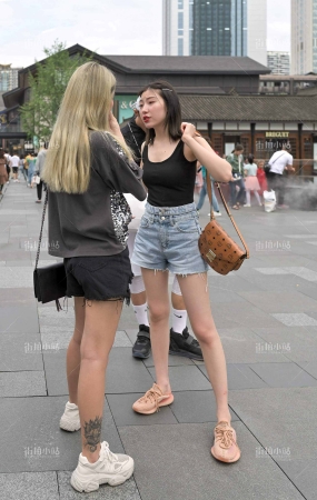 热裤小姐姐