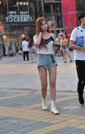 街拍吊带衫热裤半月臀靓女