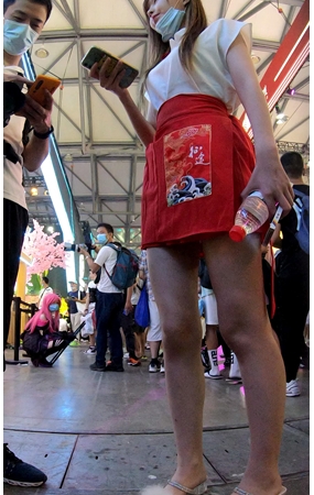 百褶裙美女
