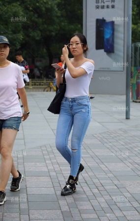 紧身牛仔美眉