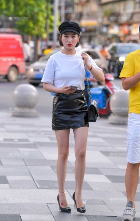 黑皮裙高跟美女