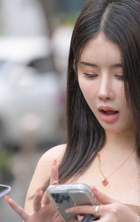 褐色包臀裙小妹