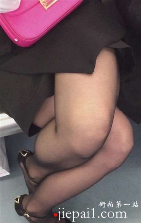 地铁拍摄黑丝美腿OL制服MM，腿腿盘得紧。