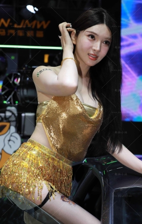金光闪闪得短裙性感车模