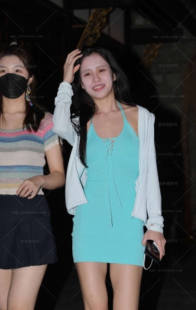 清纯的脸蛋，前凸后翘的身材/231122-1-82 15P