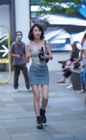 街拍气质短裙美女