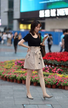 街拍米色短裙高跟鞋美女