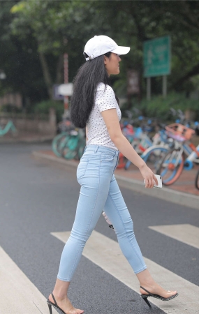 蓝色牛仔裤美女