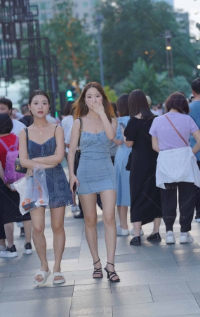 街拍牛仔裙小姐姐