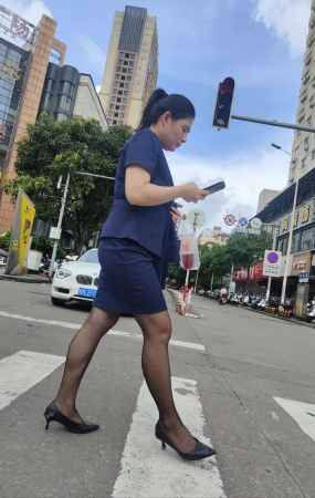 珠宝店极品马尾制服黑丝大长腿