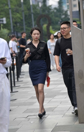 街拍超薄咖丝工装美女