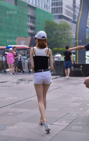 街拍骨感的热裤妹子