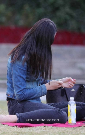 街拍牛仔外套船袜妹子