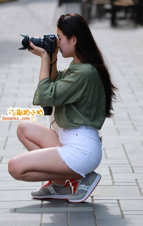 美女‘摄影师’姿势有模有样的