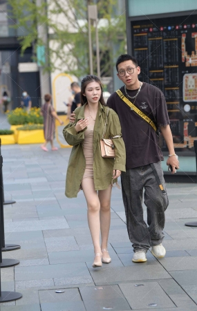 白皙长腿短裙女友