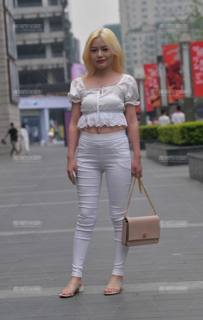 性感紧身白裤美眉