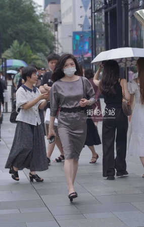 街拍成熟型灰色裙美姐