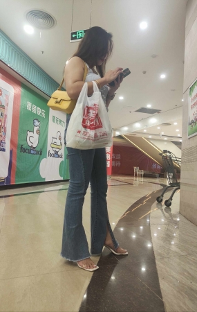 服装店老板娘等电梯