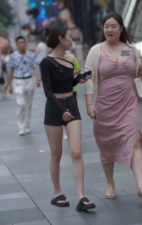 跟闺蜜逛街的灰色热裤女孩