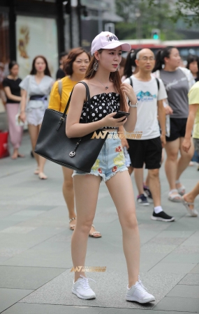 白净热裤美女